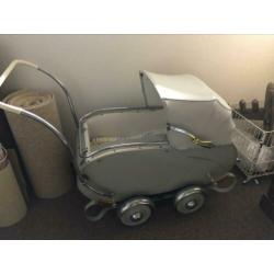 Antieke vintage kinderwagen
