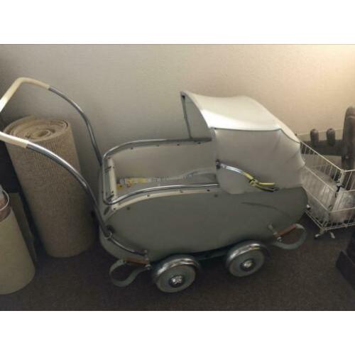 Antieke vintage kinderwagen