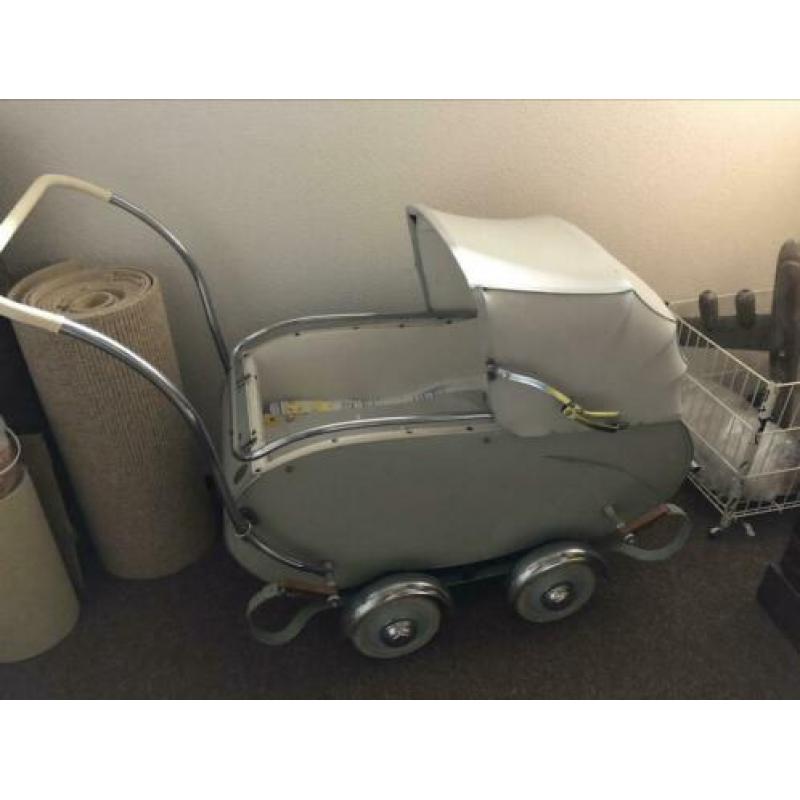 Antieke vintage kinderwagen