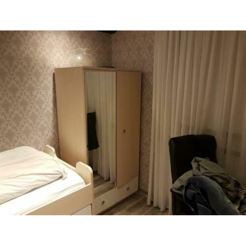 Slaapkamerbed met Kledingkast