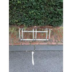 2 fietsen rekken 1voor 4 en één voor 3 fietsen