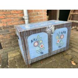 Oude beschilderde houten kist