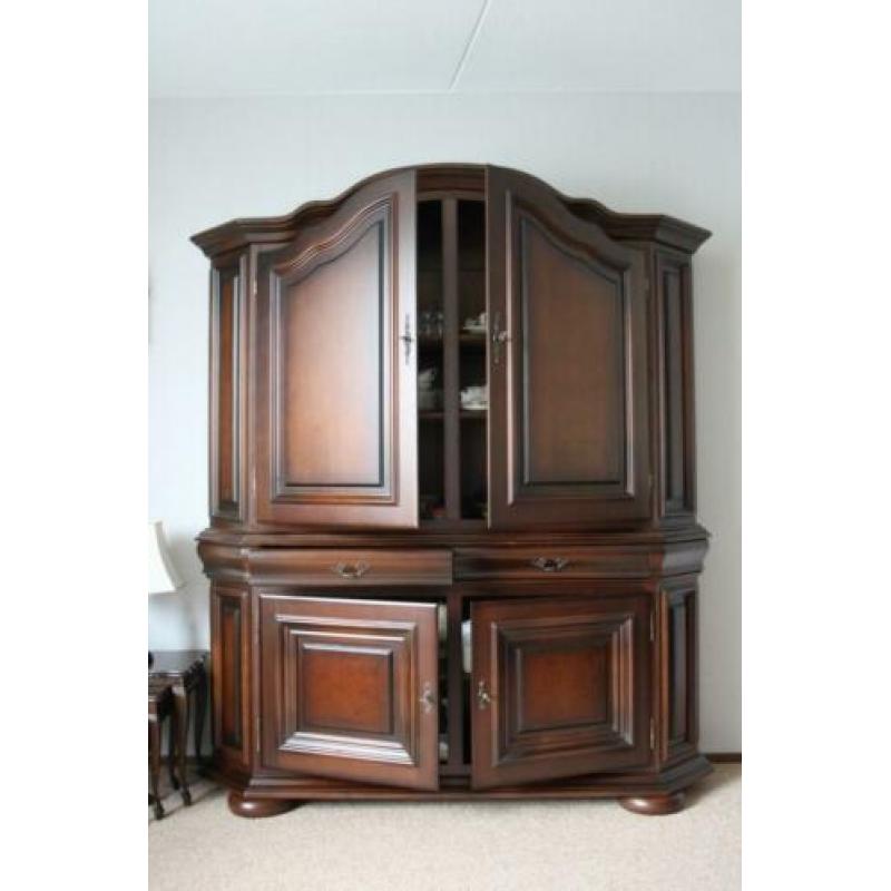 Servieskast, tafels, stoelen, tv kast, mimiset van notenhou