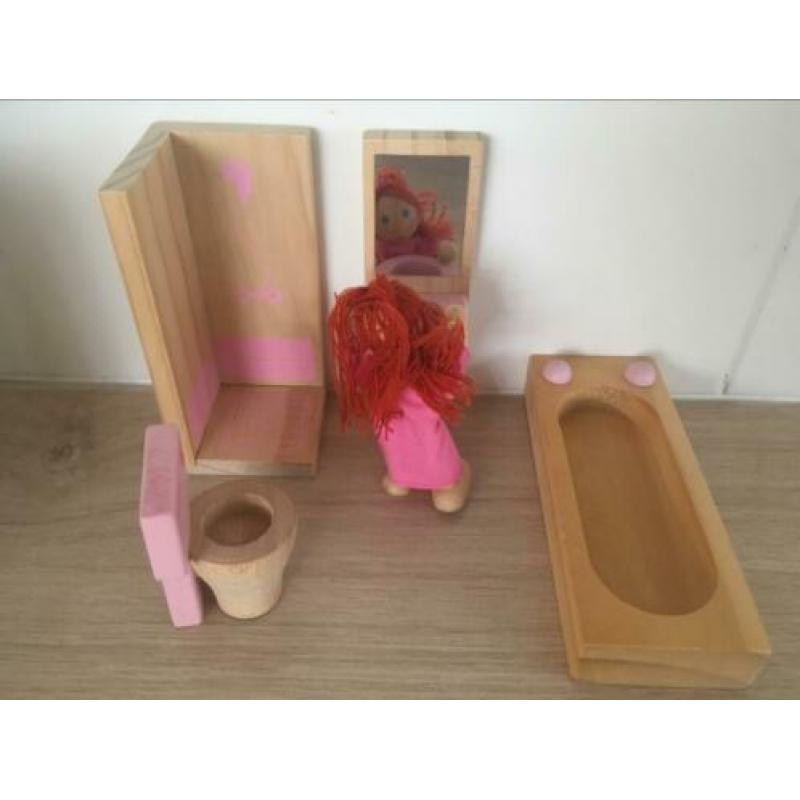 Houten poppenhuismeubeltjes.
