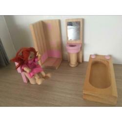 Houten poppenhuismeubeltjes.
