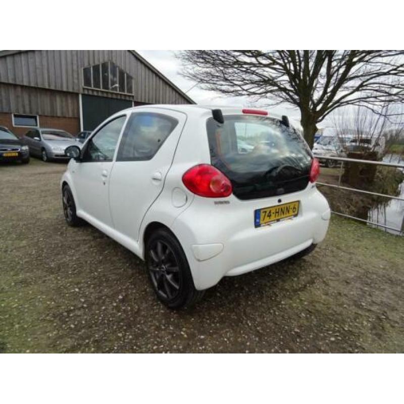 Toyota Aygo 1.0-12V + | 111.000 km (NAP) | Airco + 5 deurs n