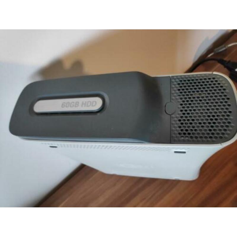 Xbox 360, wrs omgebouwd, met psu, zonder controller.