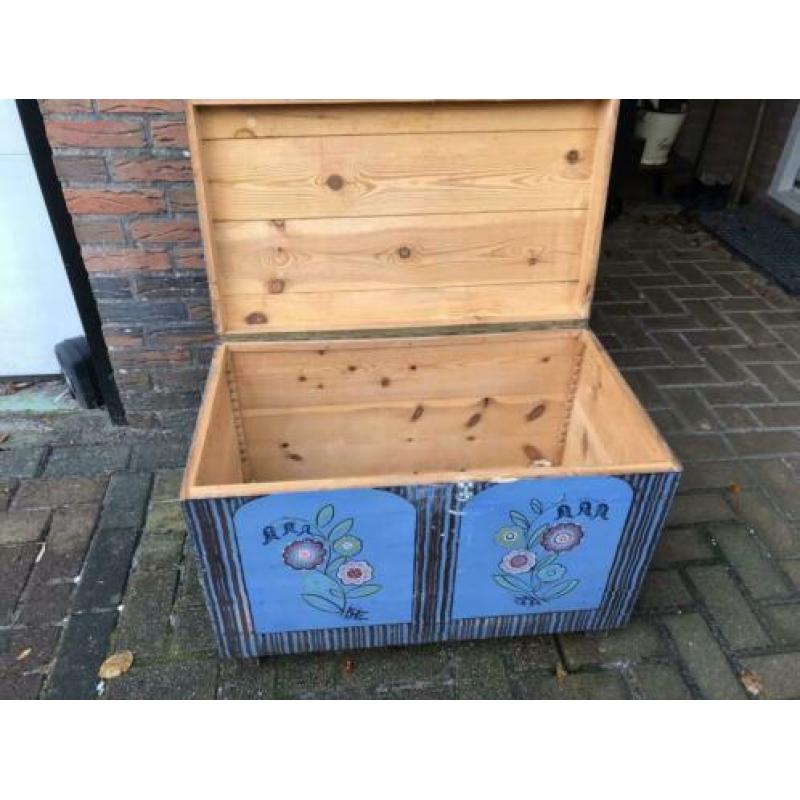 Oude beschilderde houten kist