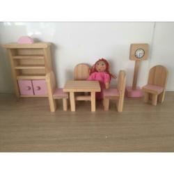 Houten poppenhuismeubeltjes.