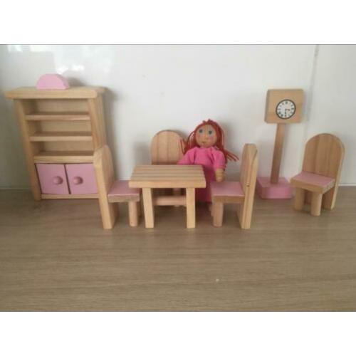 Houten poppenhuismeubeltjes.