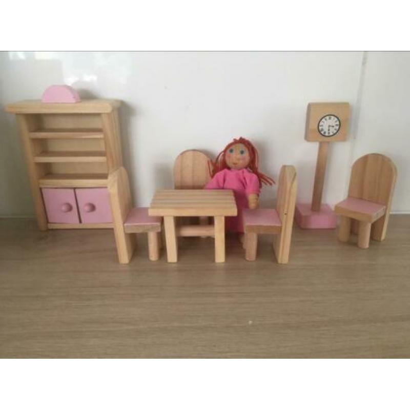 Houten poppenhuismeubeltjes.