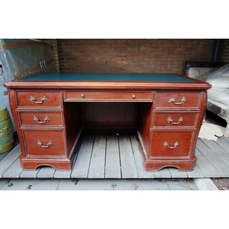 Chesterfield bureau