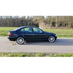 BMW 318 automaat met Alpina velgen