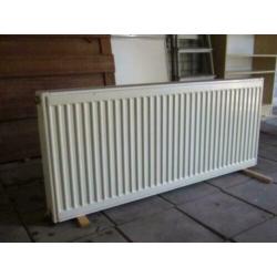 witte radiator type 22 met zijpanelen en bovenrooster