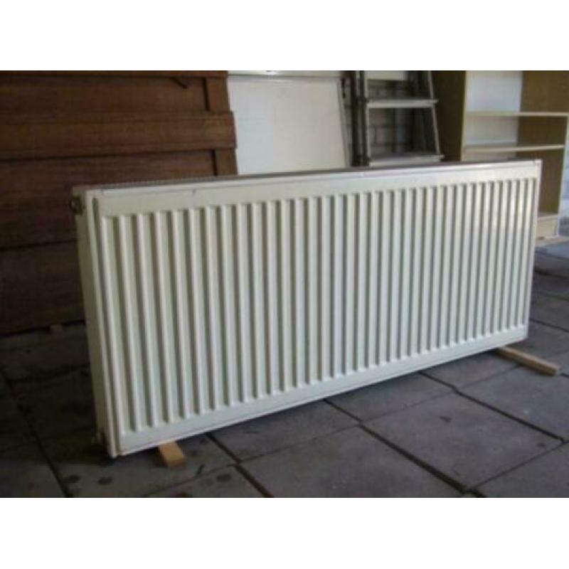 witte radiator type 22 met zijpanelen en bovenrooster