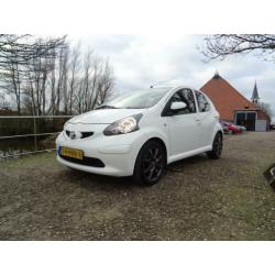 Toyota Aygo 1.0-12V + | 111.000 km (NAP) | Airco + 5 deurs n