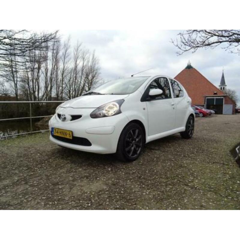 Toyota Aygo 1.0-12V + | 111.000 km (NAP) | Airco + 5 deurs n