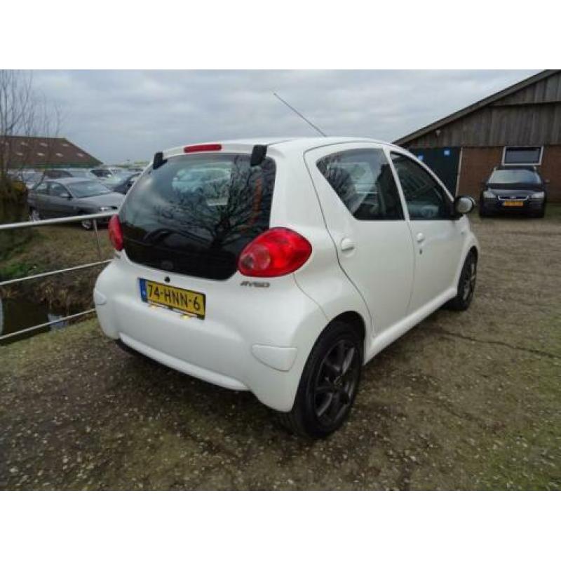Toyota Aygo 1.0-12V + | 111.000 km (NAP) | Airco + 5 deurs n