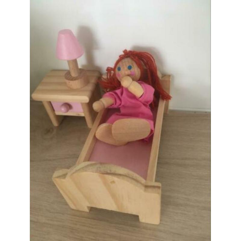 Houten poppenhuismeubeltjes.
