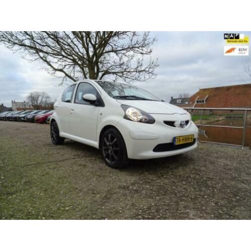 Toyota Aygo 1.0-12V + | 111.000 km (NAP) | Airco + 5 deurs n