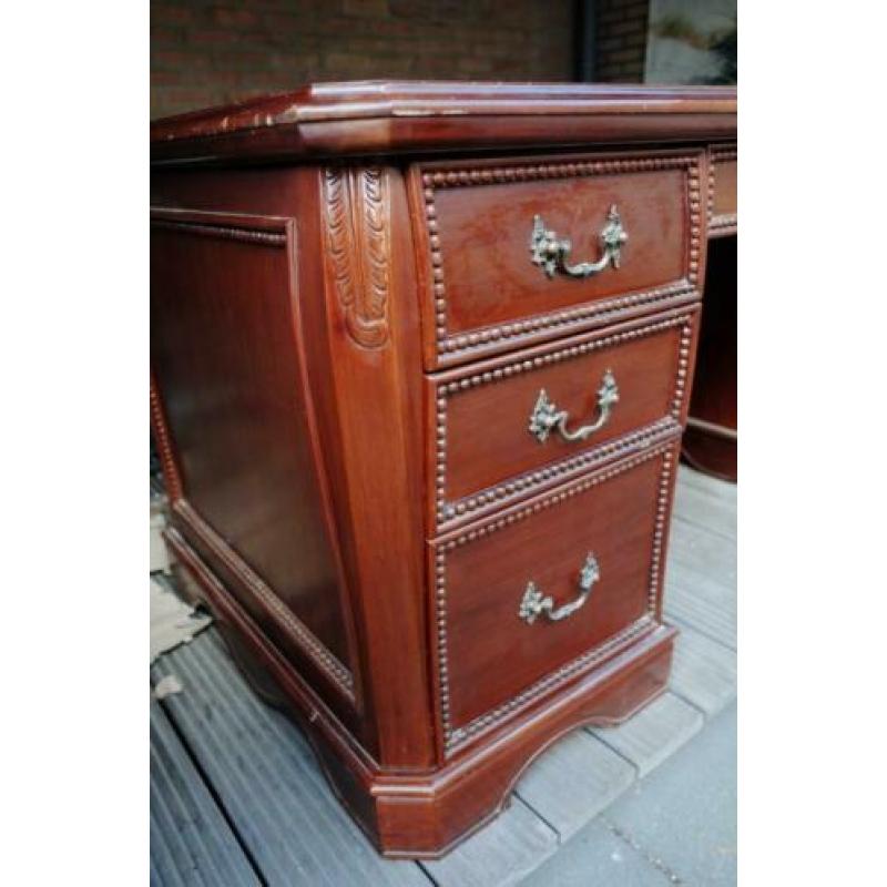 Chesterfield bureau