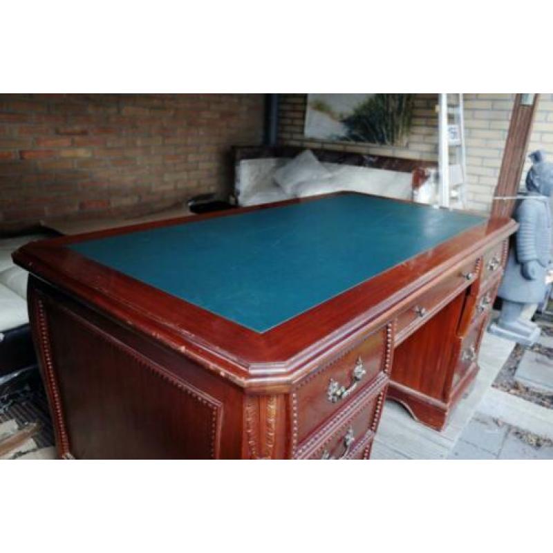 Chesterfield bureau