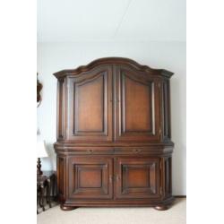Servieskast, tafels, stoelen, tv kast, mimiset van notenhou