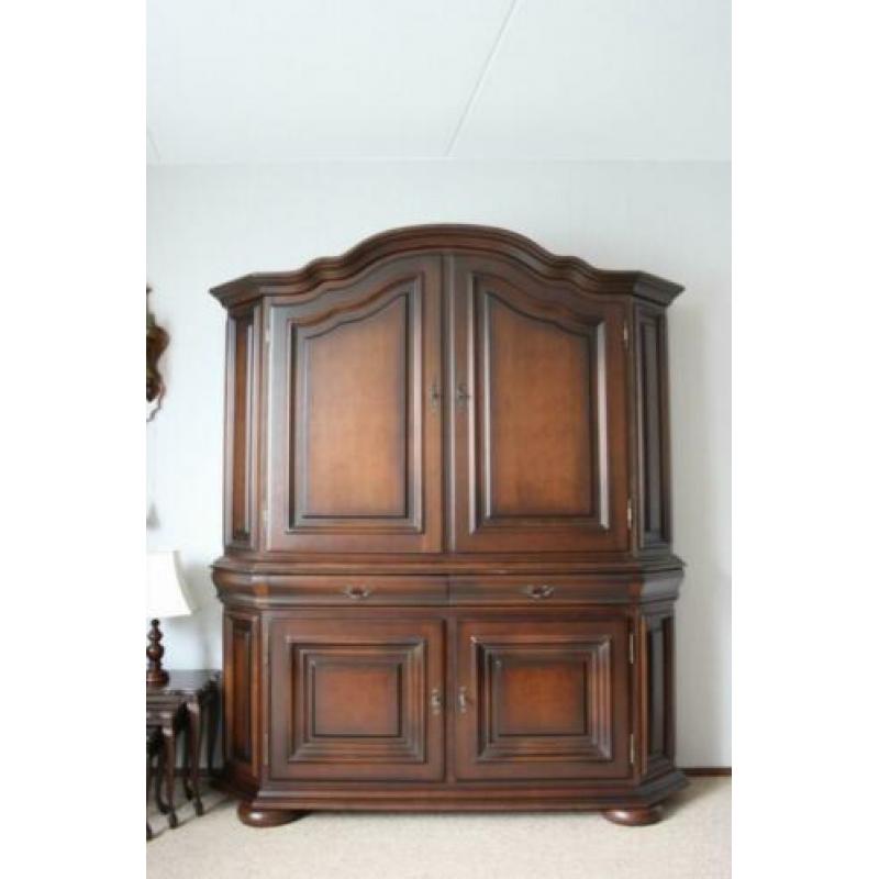 Servieskast, tafels, stoelen, tv kast, mimiset van notenhou