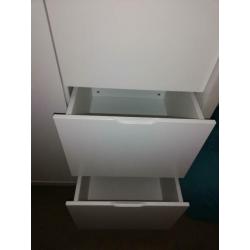 Mooie witte kinder kledingkast