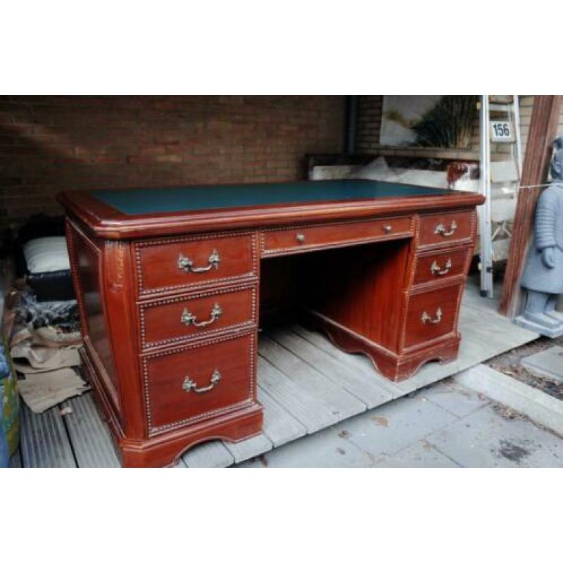 Chesterfield bureau