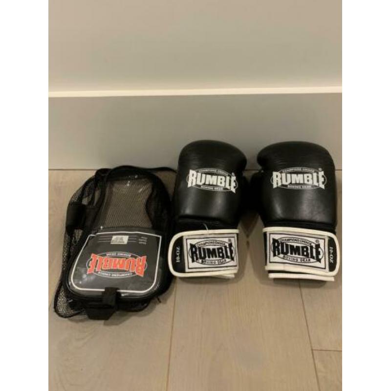 Kickbox set met handschoenen been beschermer tok en bandages