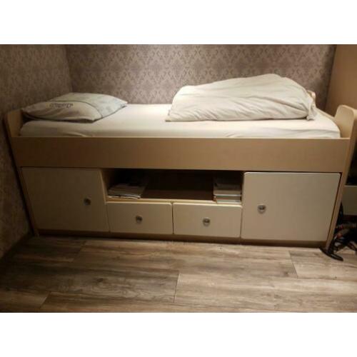 Slaapkamerbed met Kledingkast