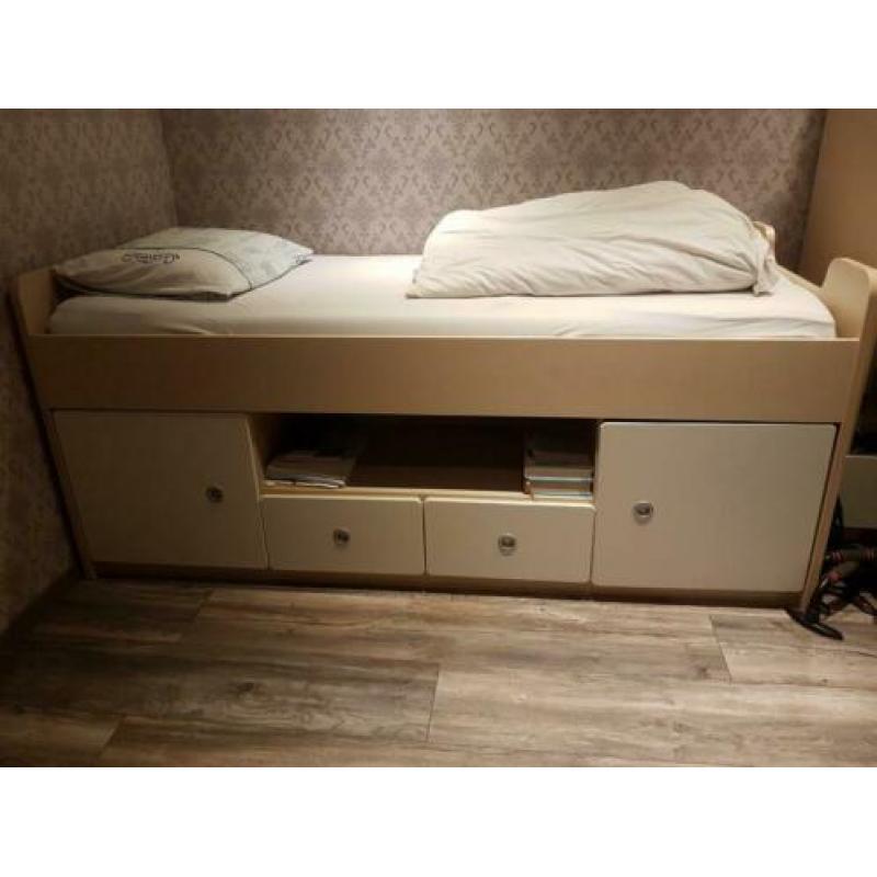 Slaapkamerbed met Kledingkast