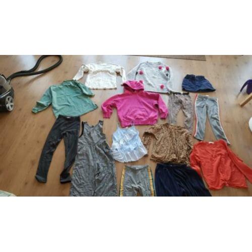 Allemaal kleding van ZARA maat 134