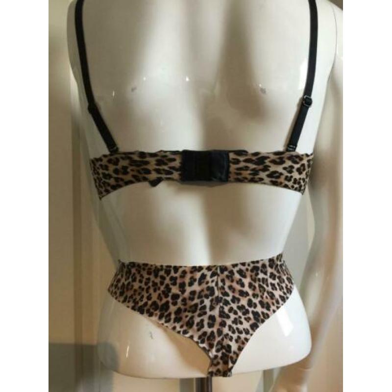 Lingerie setje H&M Seamless, BH 75B en string mt 40 panter