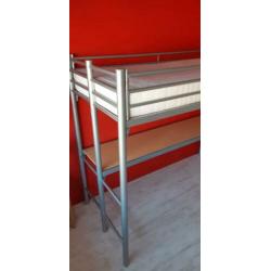 Hoogslaper met bureau