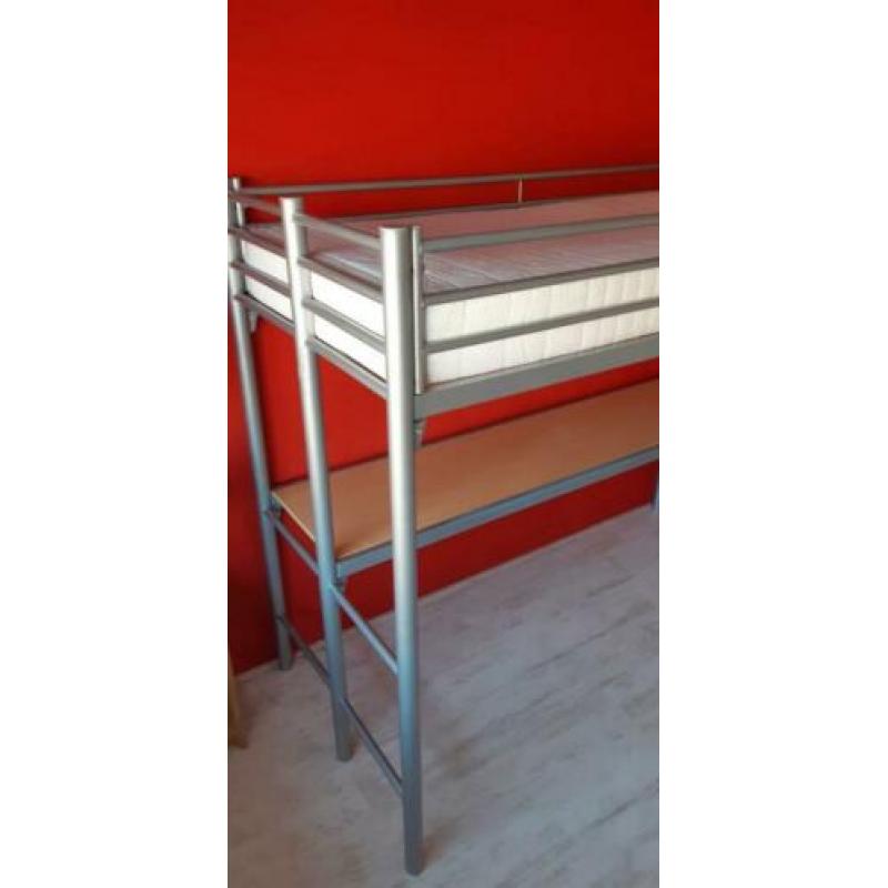 Hoogslaper met bureau
