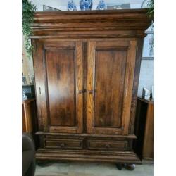 Mooie zware donker eiken meubels, kast, tafel
