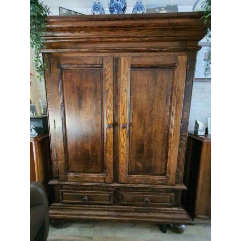 Mooie zware donker eiken meubels, kast, tafel