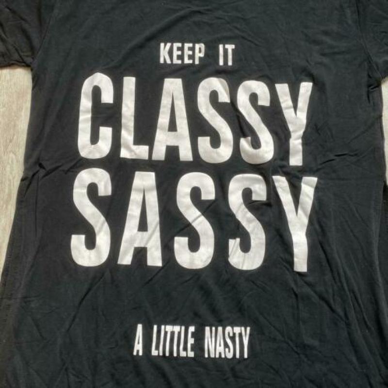 Zwart shirt | Keep it classy, sassy, little nasty | Maat XS