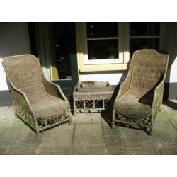 Twee luie rieten tuinstoelen