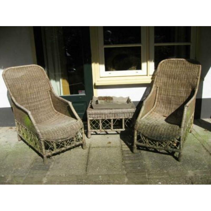 Twee luie rieten tuinstoelen