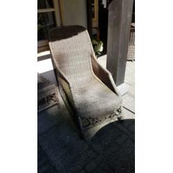 Twee luie rieten tuinstoelen
