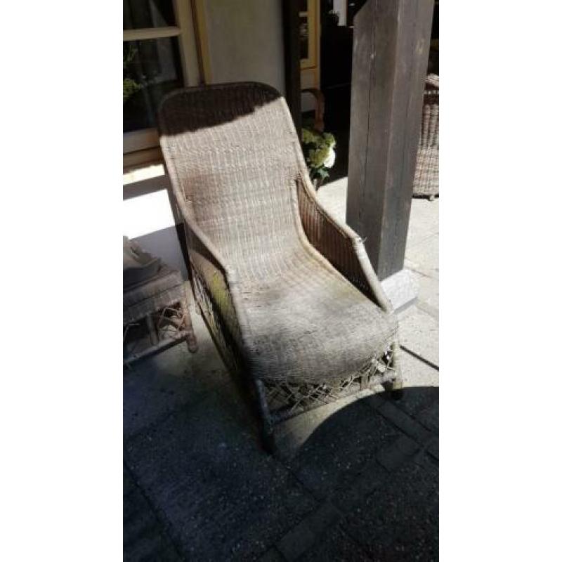 Twee luie rieten tuinstoelen
