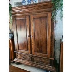 Mooie zware donker eiken meubels, kast, tafel