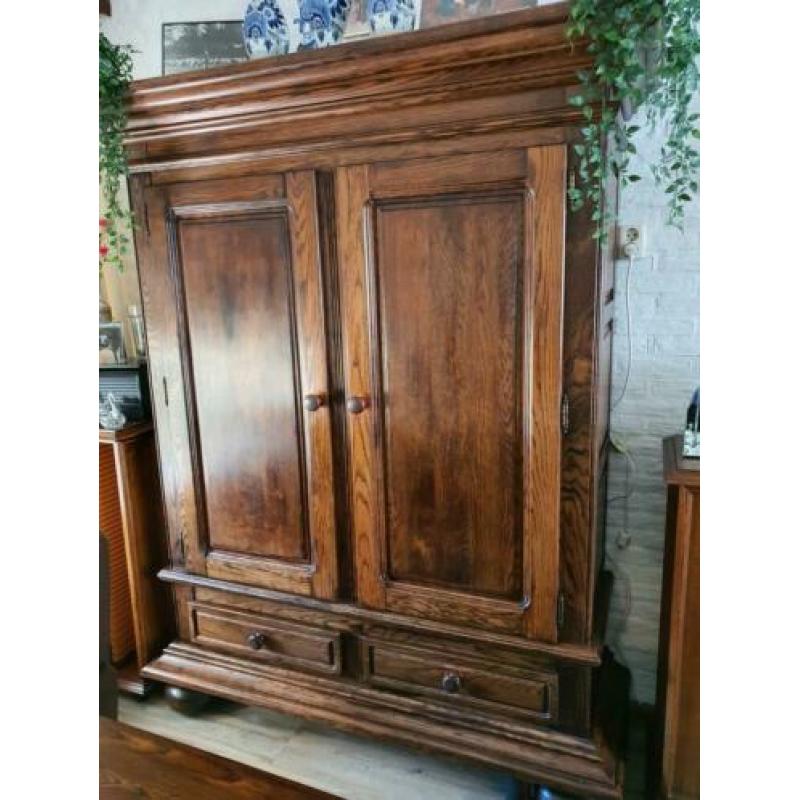 Mooie zware donker eiken meubels, kast, tafel