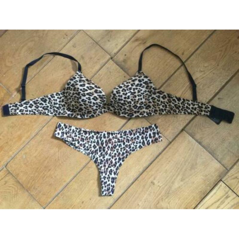 Lingerie setje H&M Seamless, BH 75B en string mt 40 panter