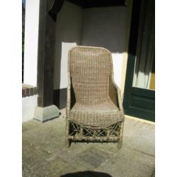 Twee luie rieten tuinstoelen