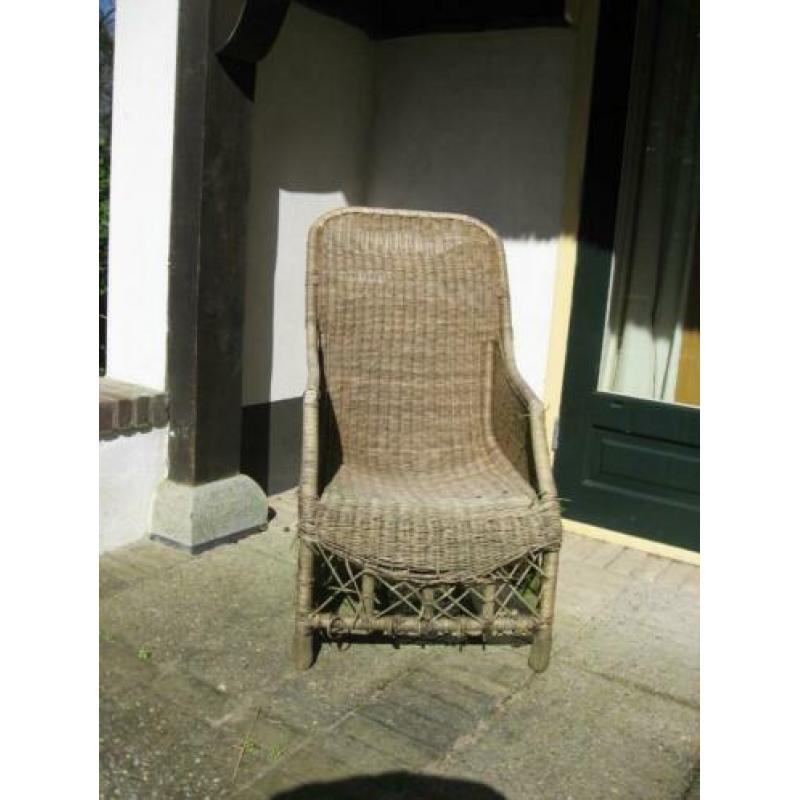 Twee luie rieten tuinstoelen