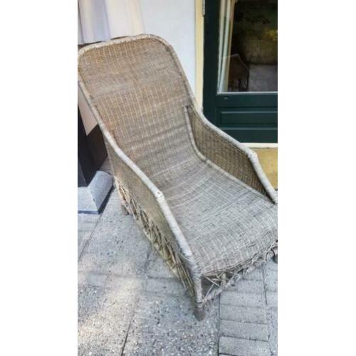 Twee luie rieten tuinstoelen